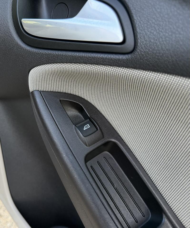 Ford Focus SE Sedan 2014
