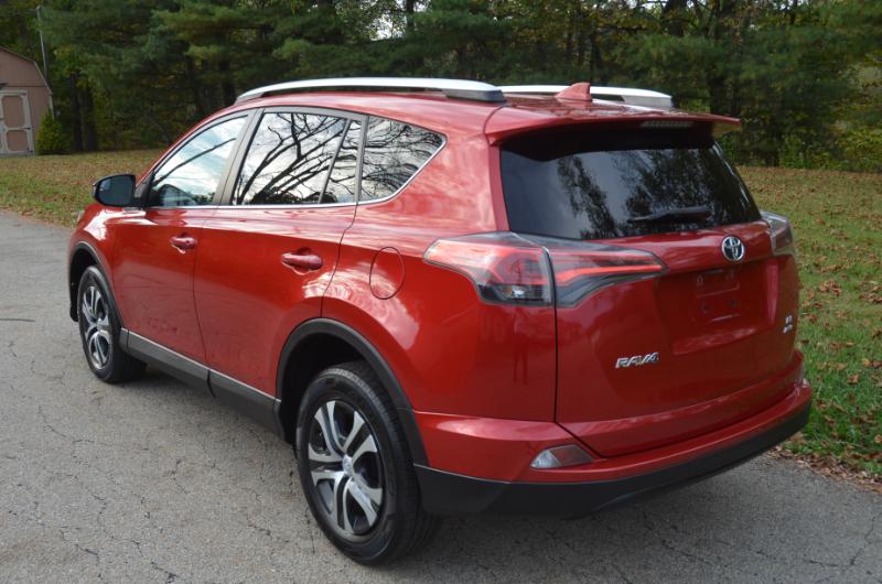 2016 Toyota RAV4 LE photo 2