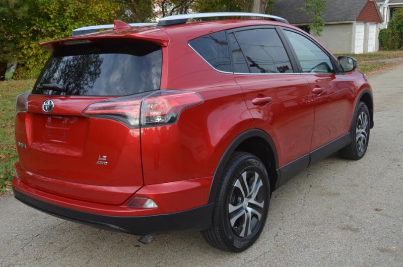 2016 Toyota RAV4 LE photo 4