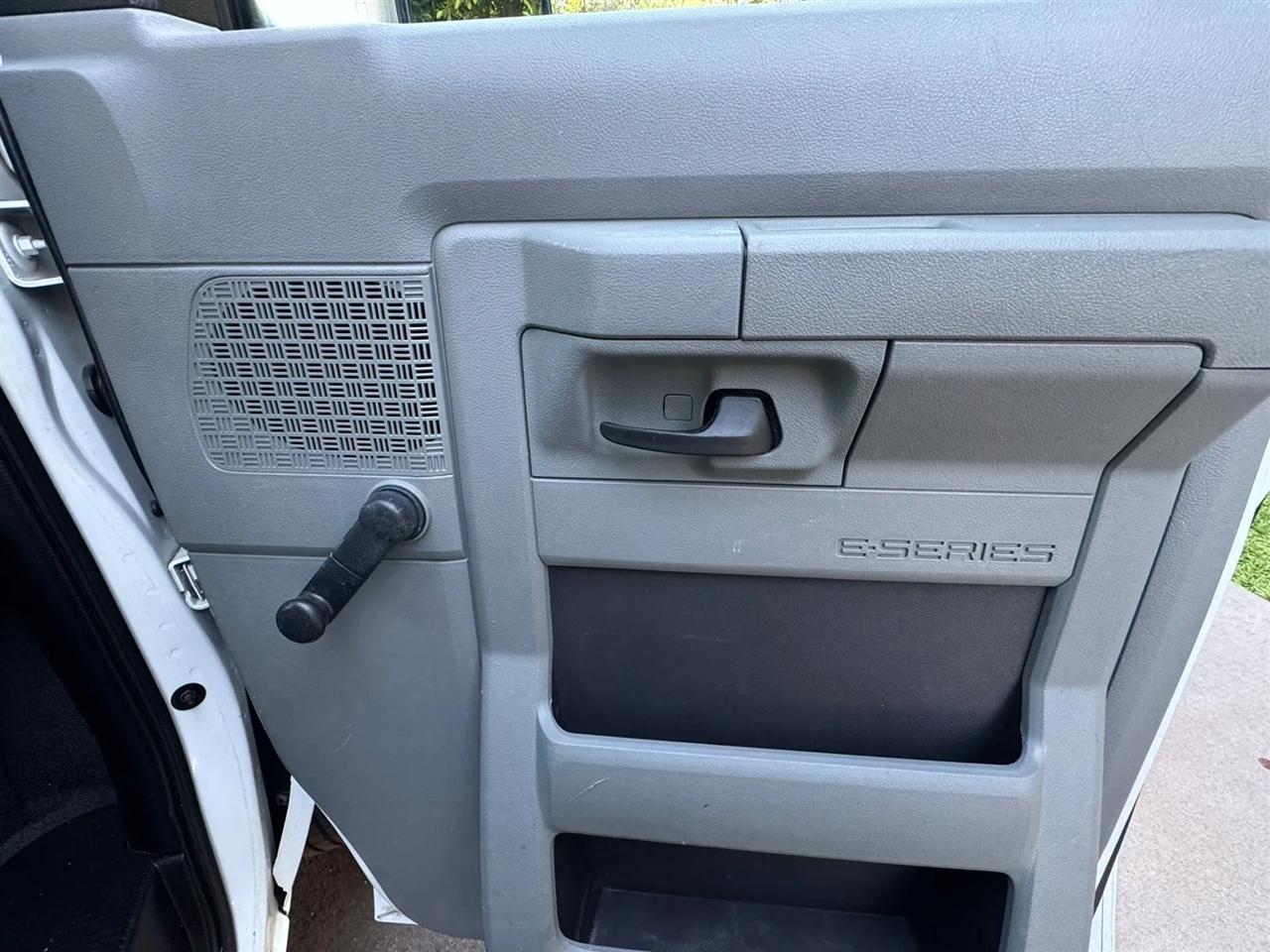 Ford Econoline E-250 2010