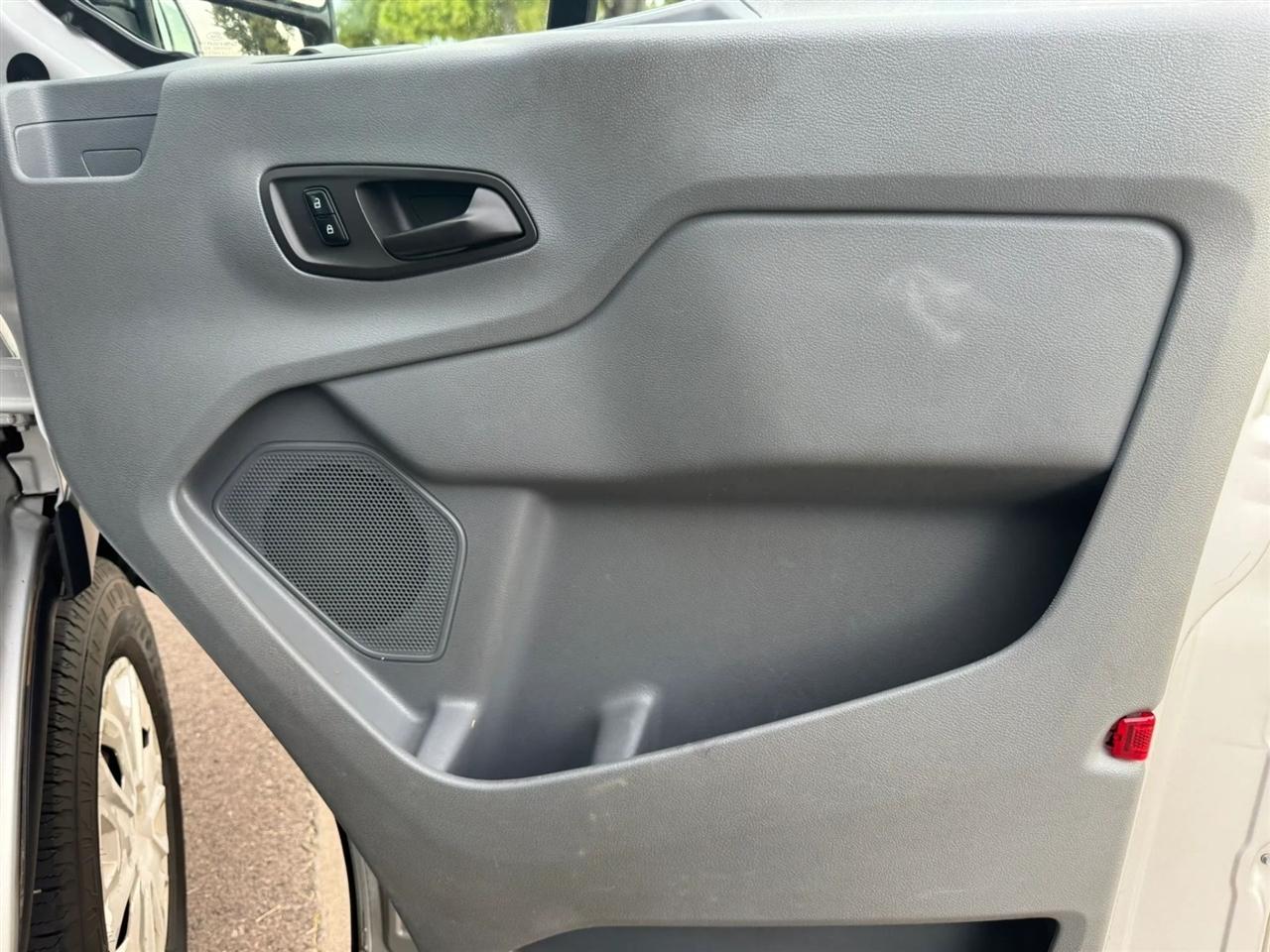 Ford Transit 350 Wagon Low Roof XLT 60/40 Pass. 148-in. WB 2015