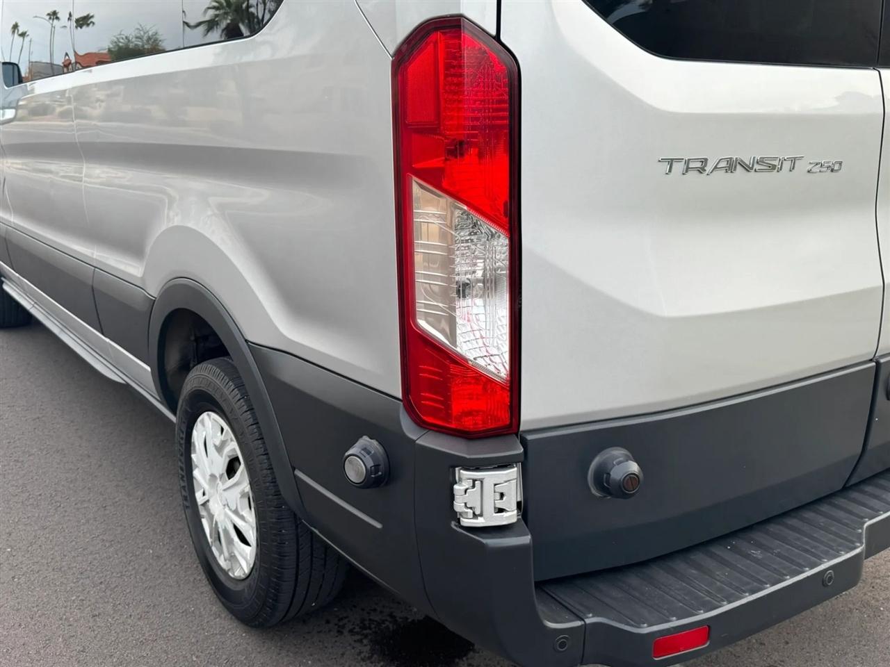 Ford Transit 350 Wagon Low Roof XLT 60/40 Pass. 148-in. WB 2015