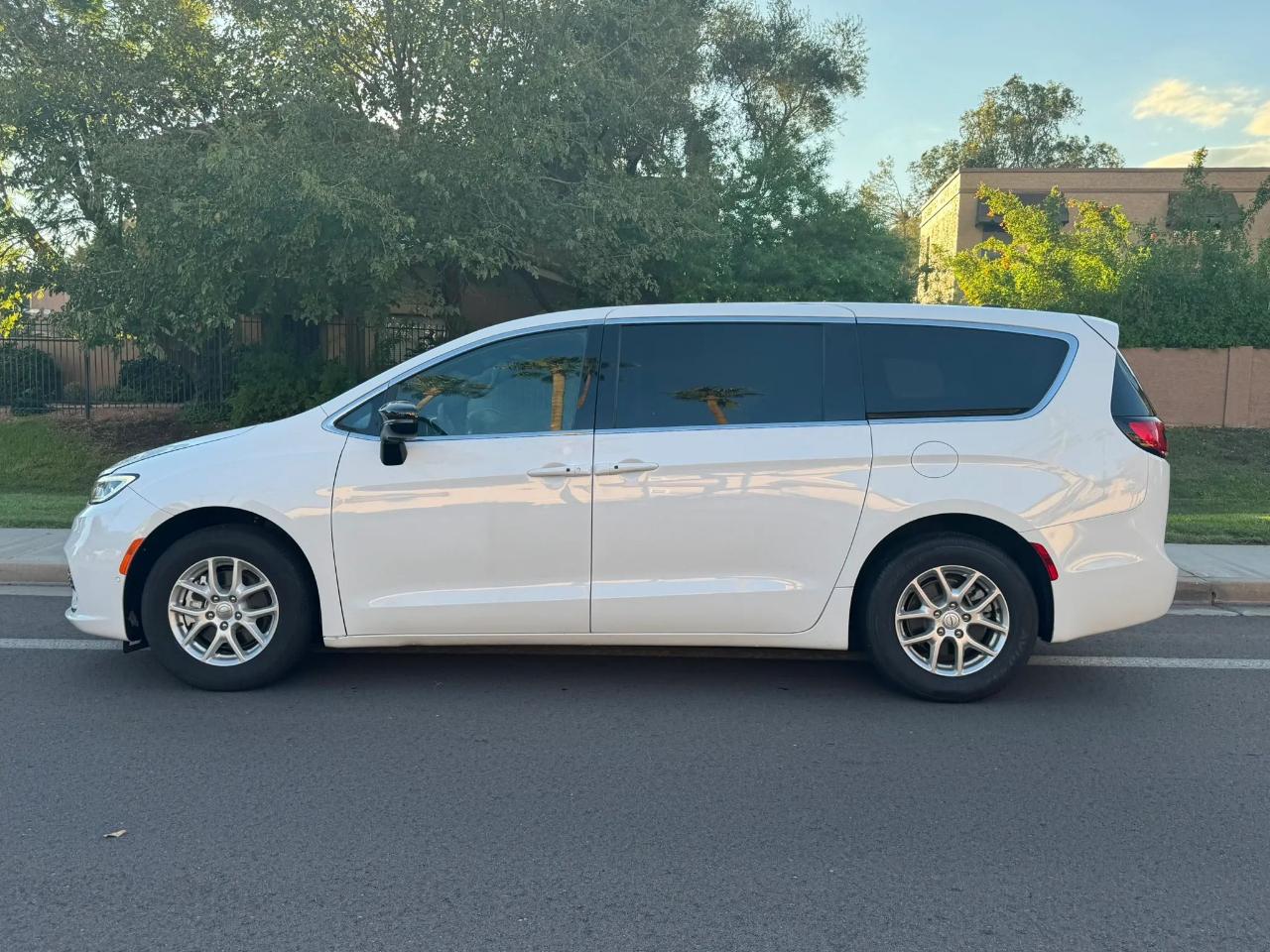 Chrysler Pacifica Select 4D Wagon 2026