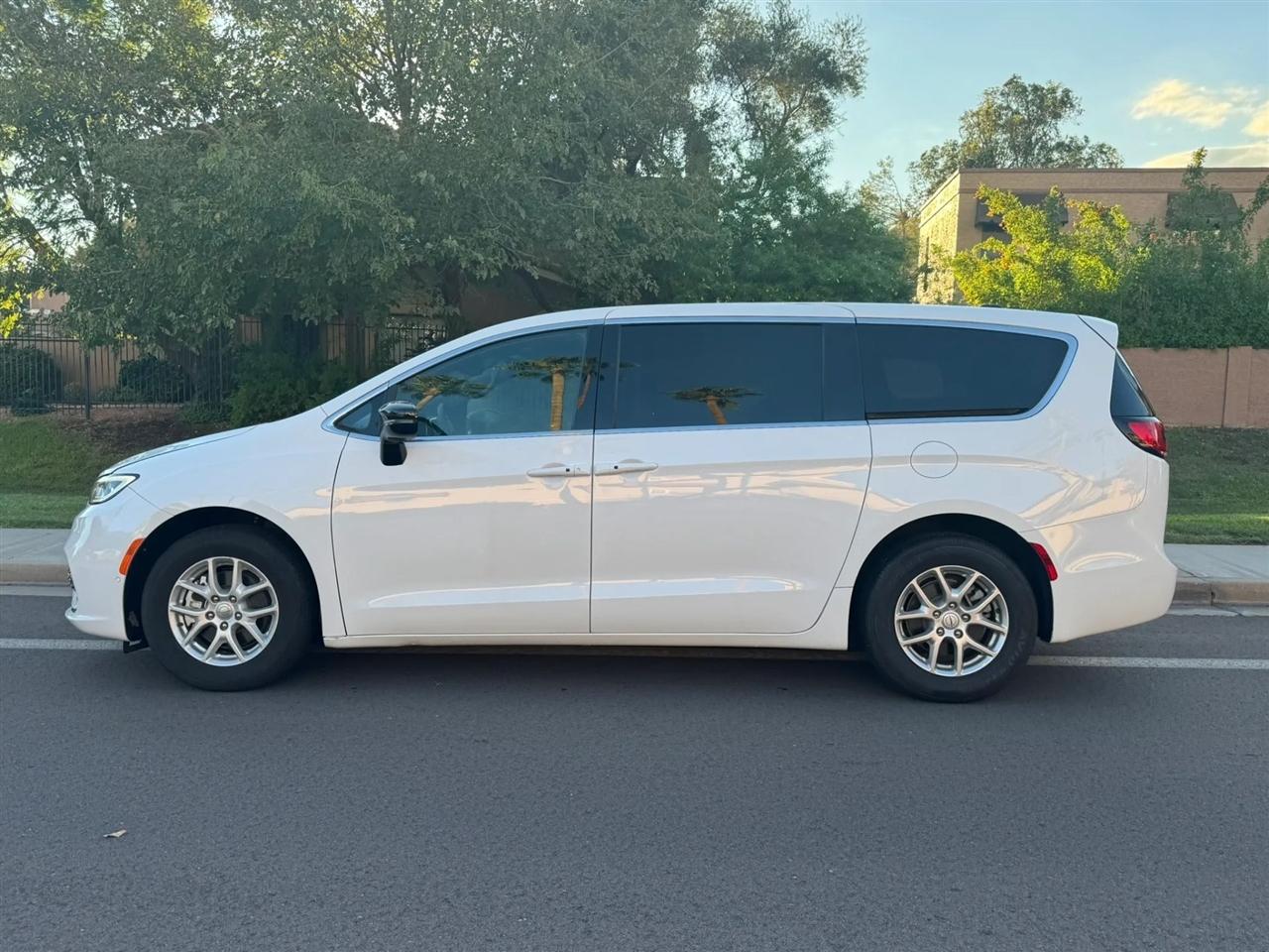 Chrysler Pacifica Select 4D Wagon 2026