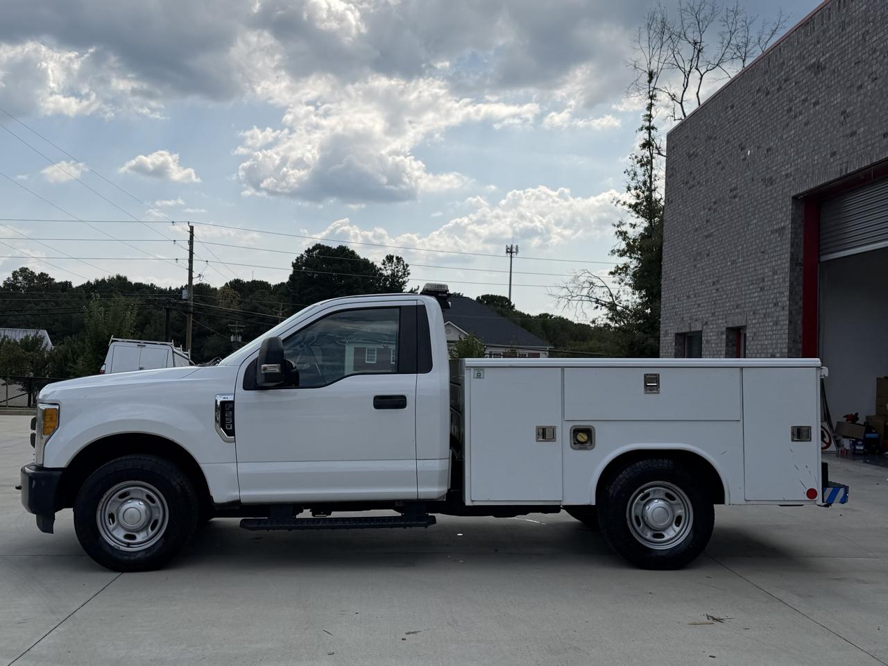 Ford Super Duty F-250 SRW XLT 2WD Reg Cab 8' Box 2017