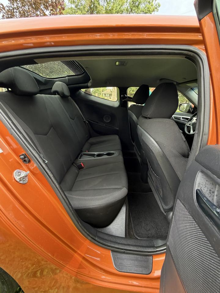 2016 Hyundai Veloster Base - Photo 8