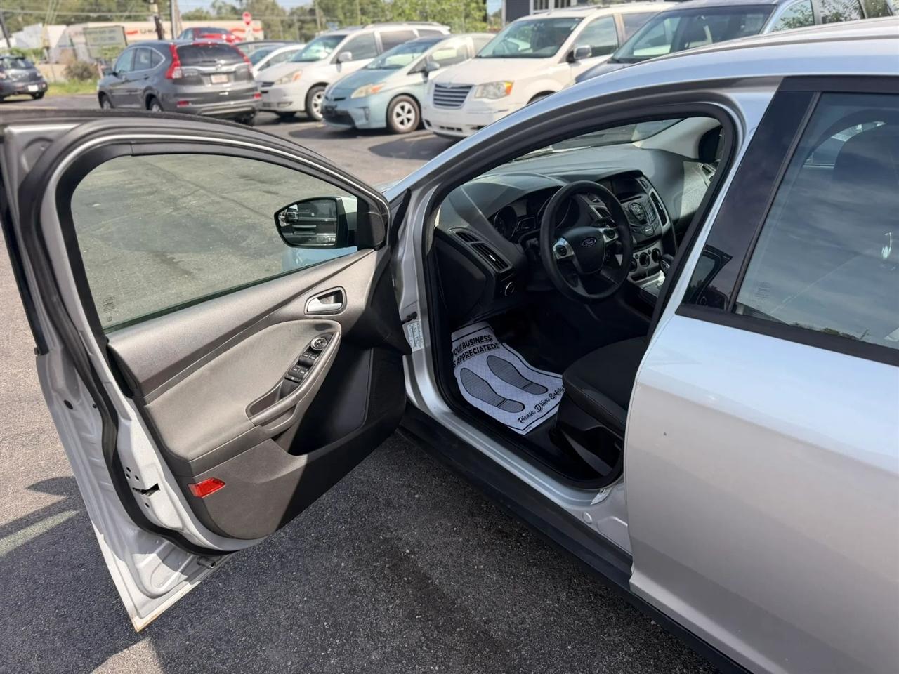 Ford Focus SE Sedan 2012