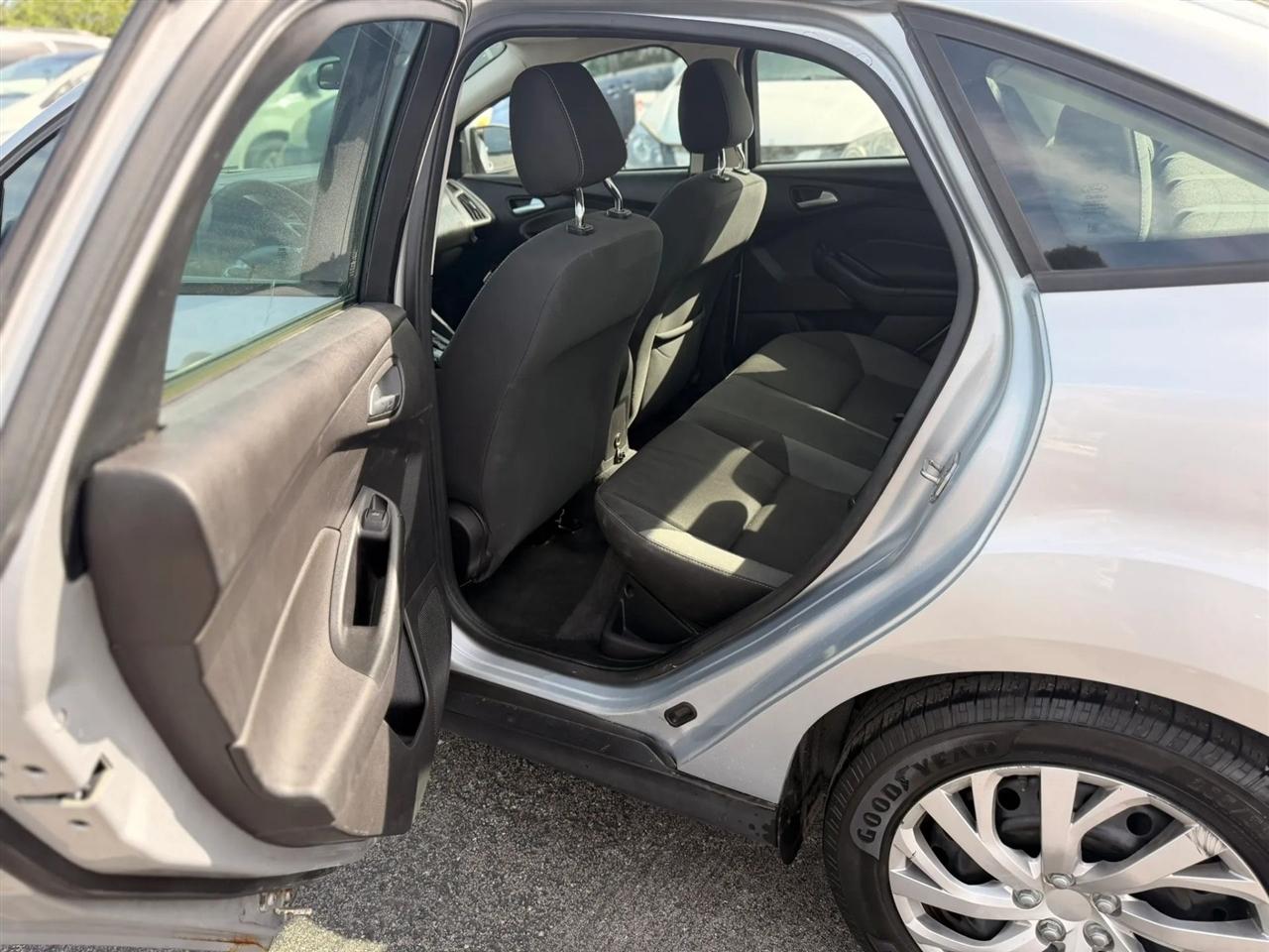 Ford Focus SE Sedan 2012