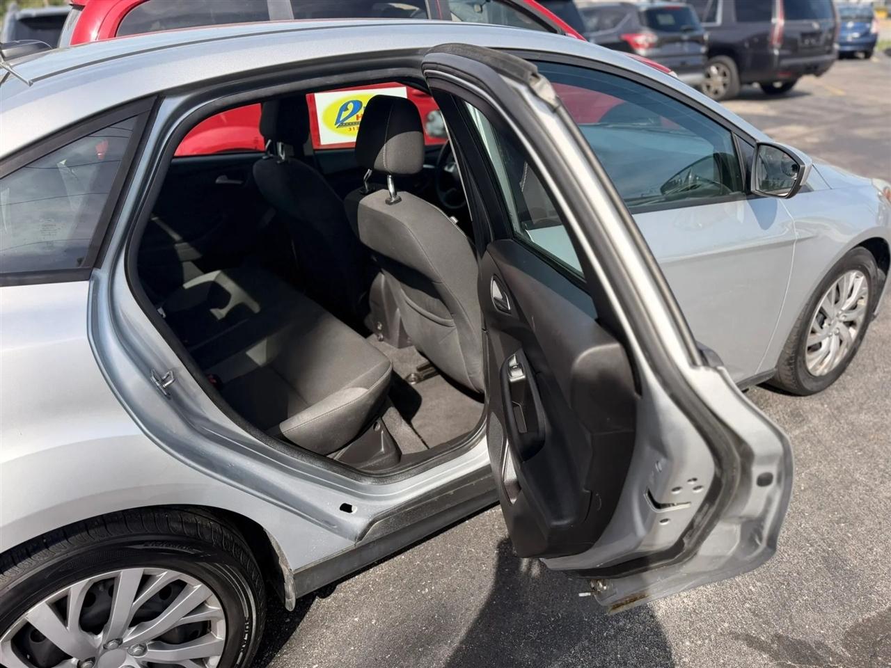 Ford Focus SE Sedan 2012