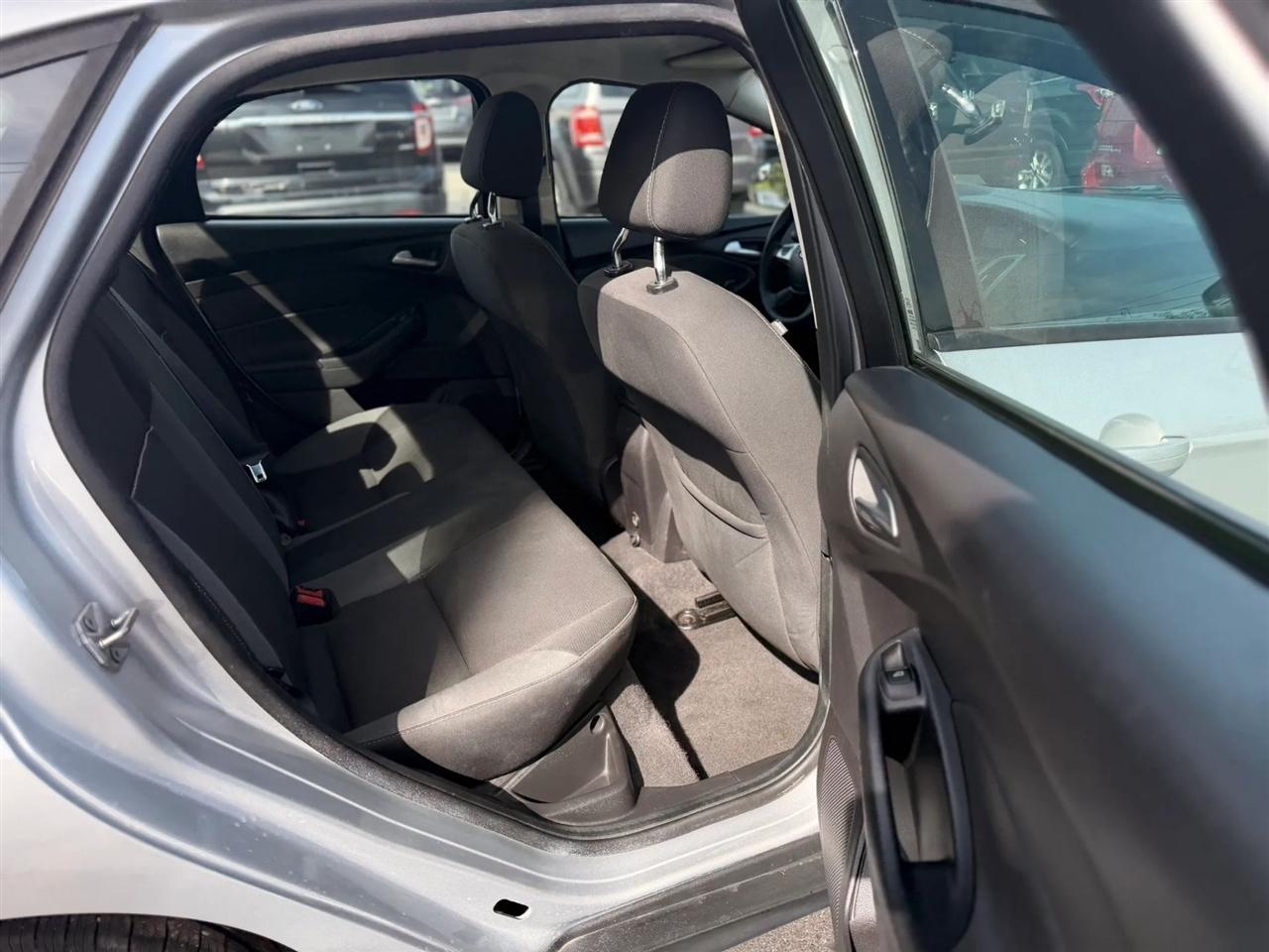 Ford Focus SE Sedan 2012