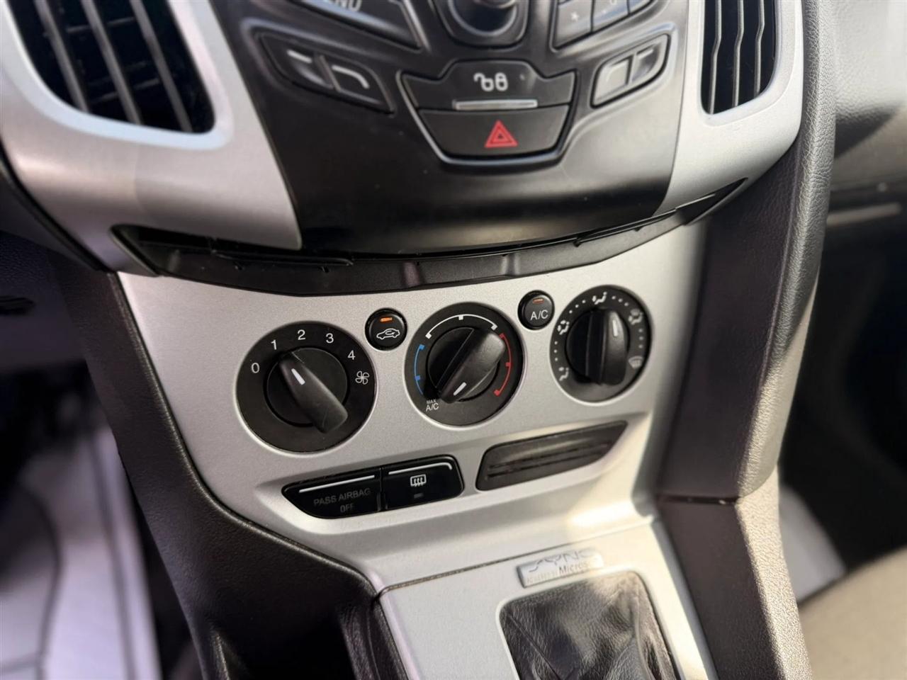 Ford Focus SE Sedan 2012