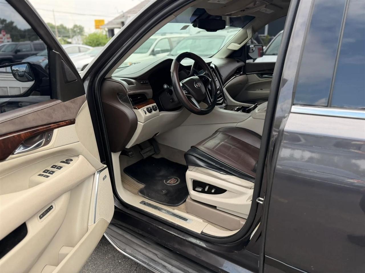 Cadillac Escalade Luxury 4WD 2015