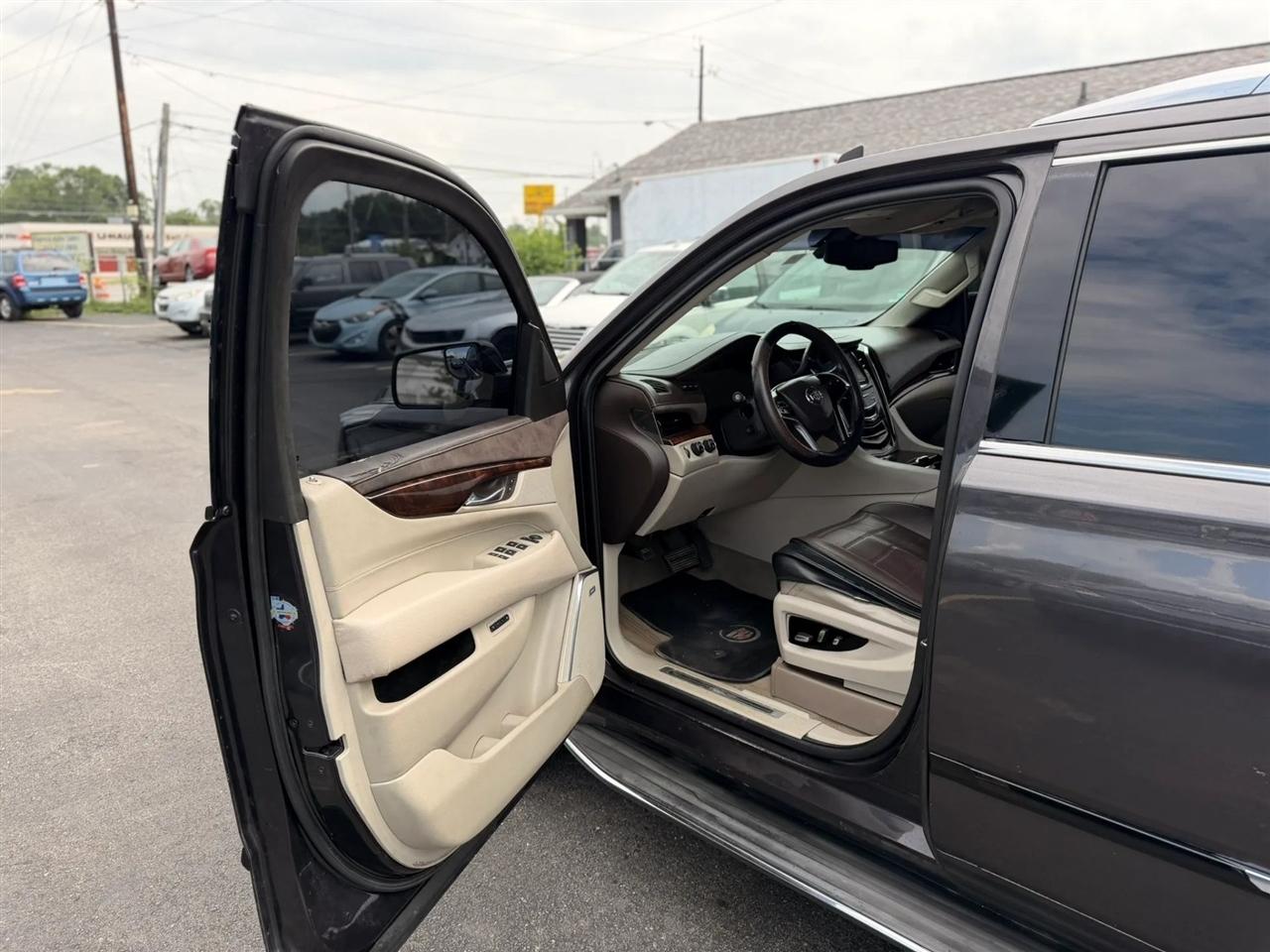 Cadillac Escalade Luxury 4WD 2015