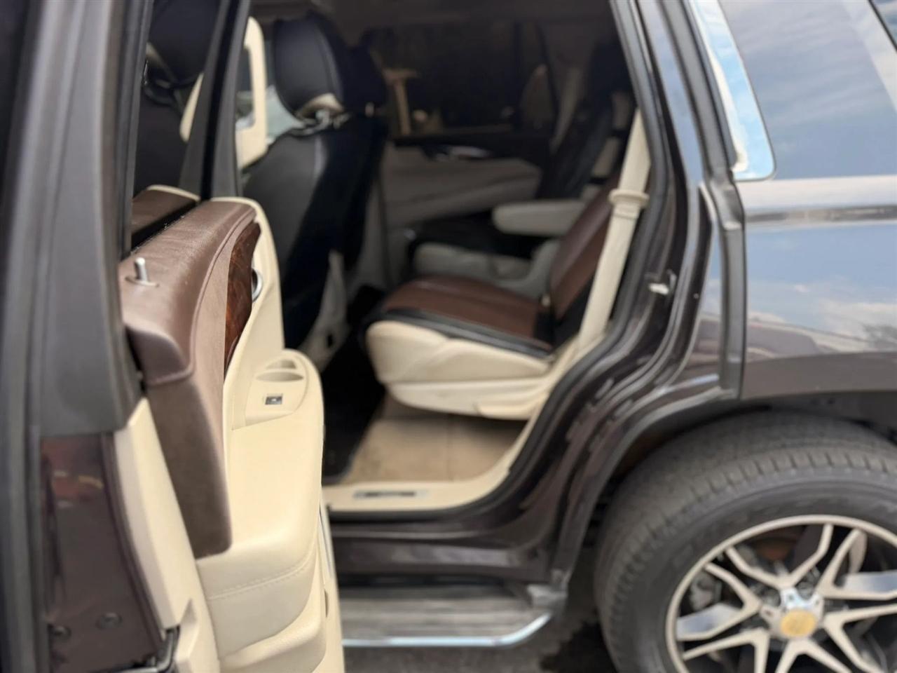 Cadillac Escalade Luxury 4WD 2015