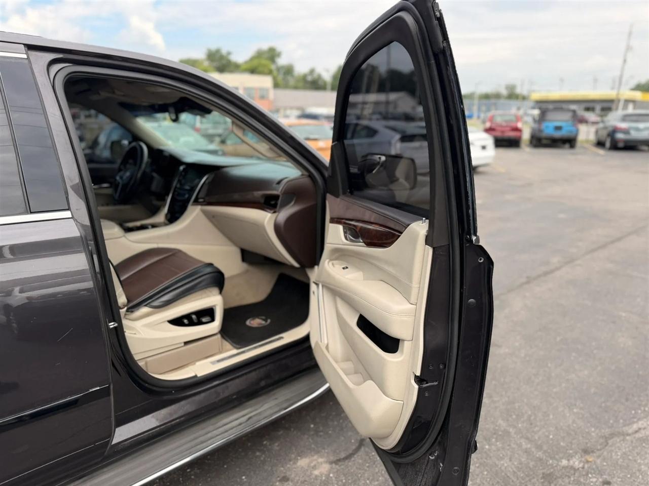Cadillac Escalade Luxury 4WD 2015