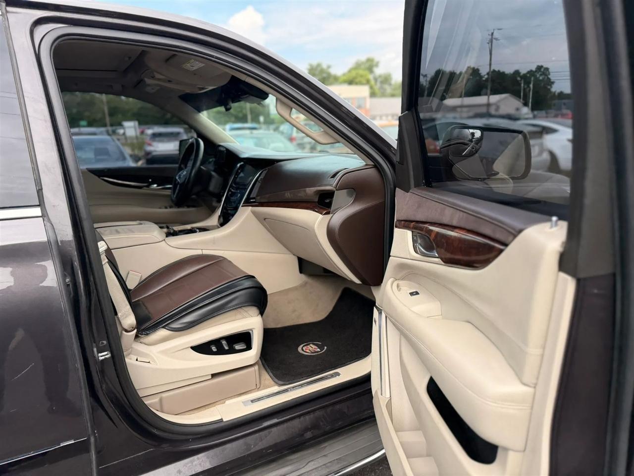 Cadillac Escalade Luxury 4WD 2015