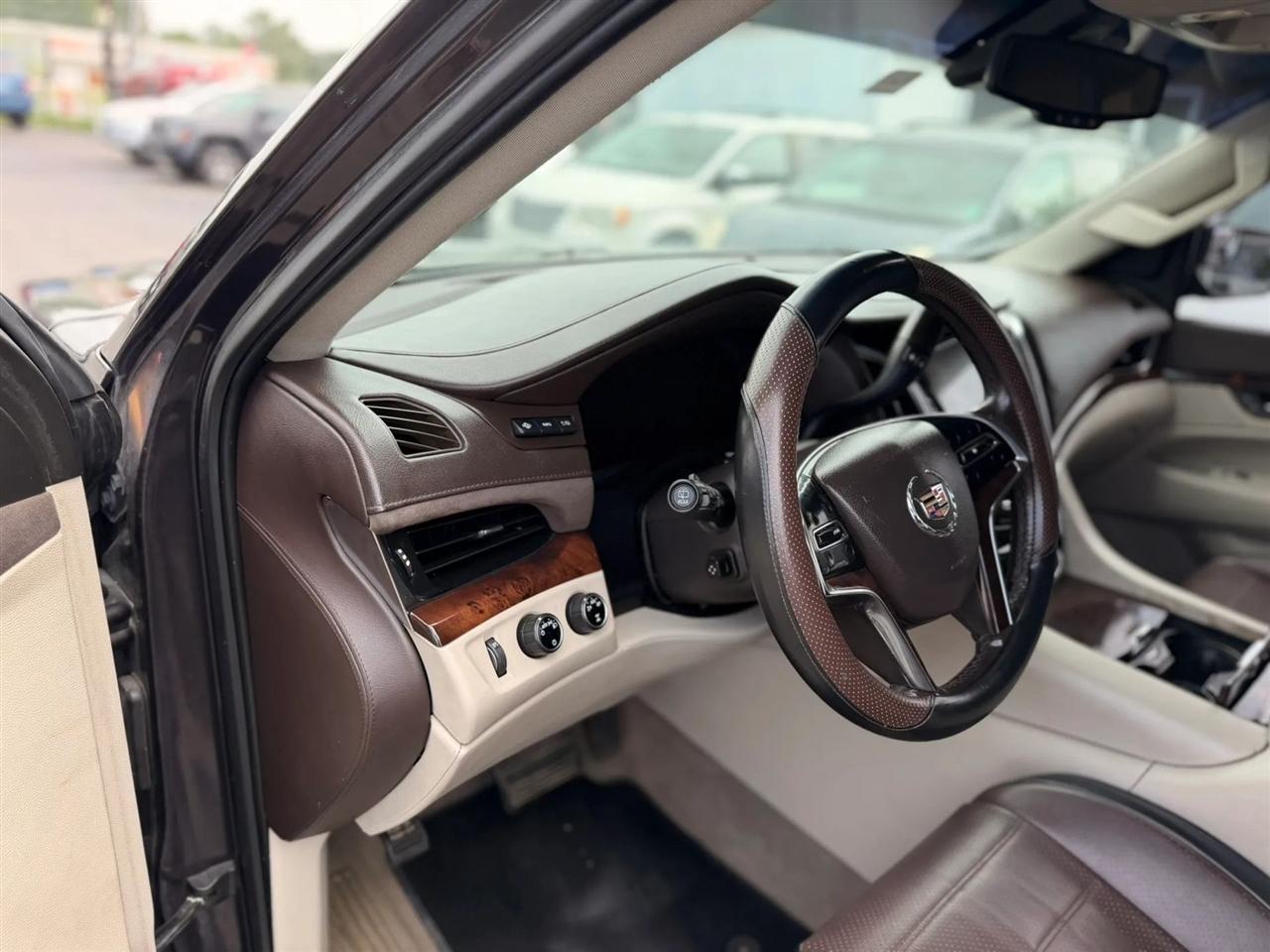 Cadillac Escalade Luxury 4WD 2015