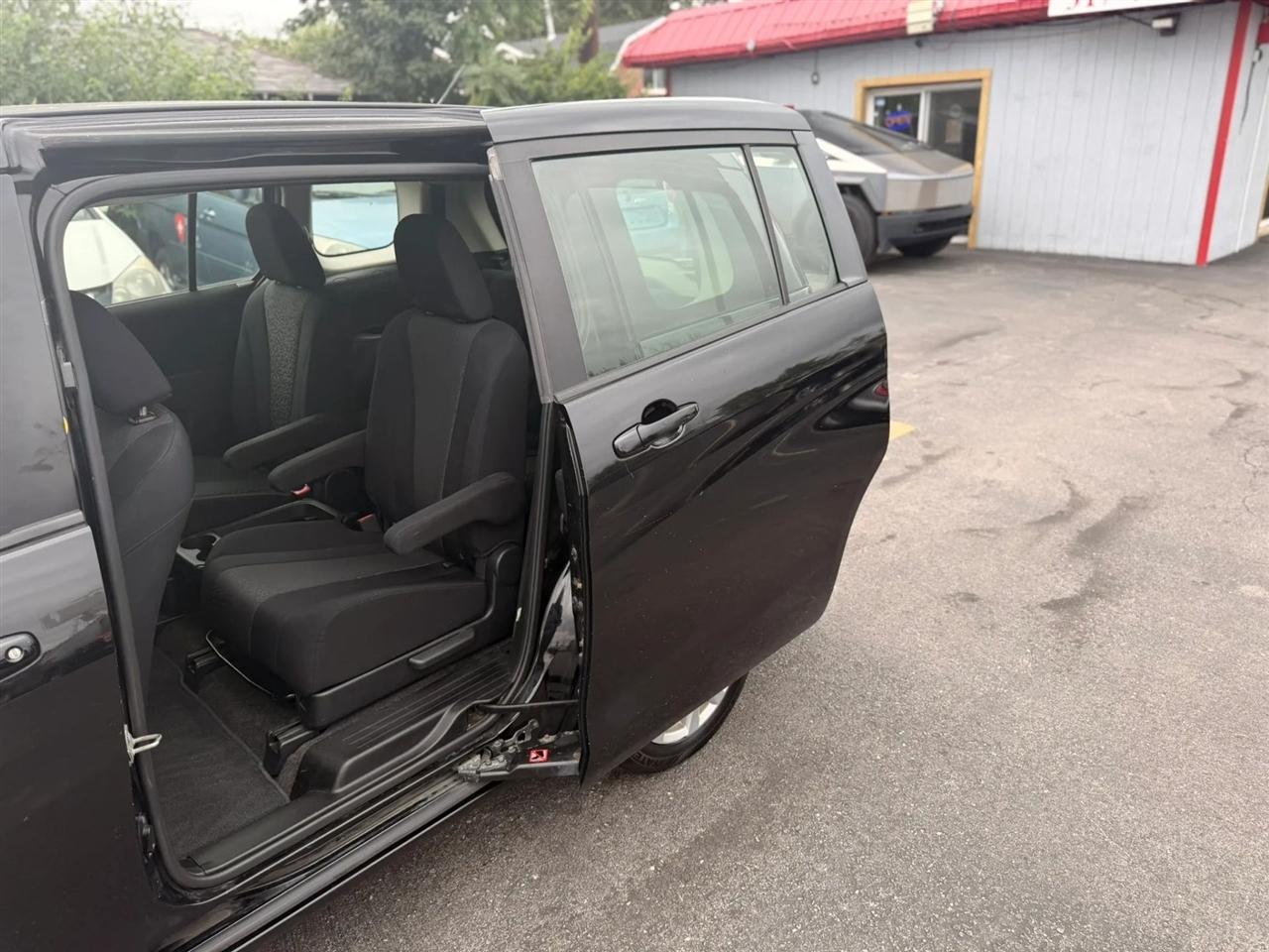 Mazda MAZDA5 Sport 2012