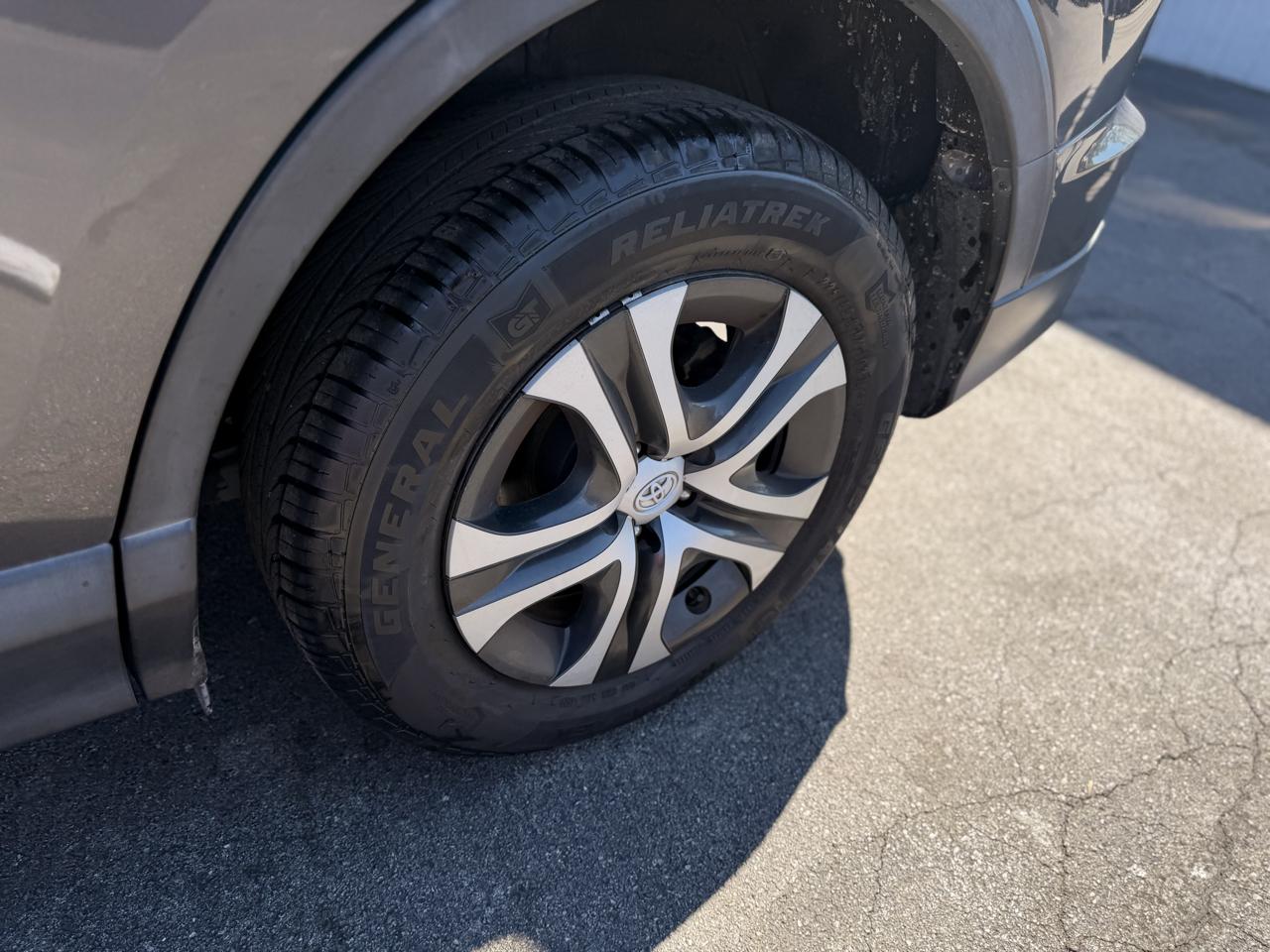 Toyota RAV4 LE FWD 2017