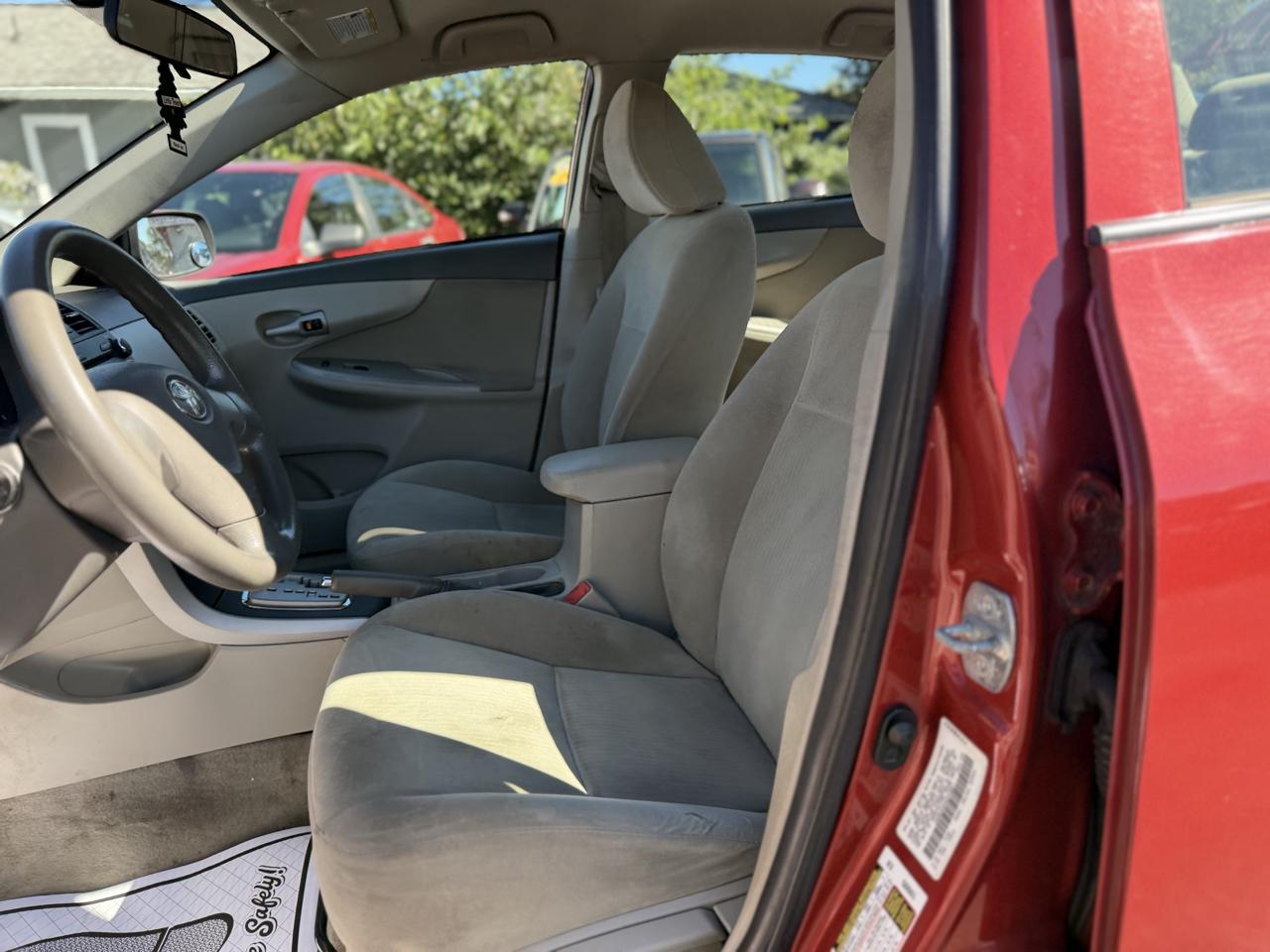 Toyota Corolla Base 5-Speed MT 2010