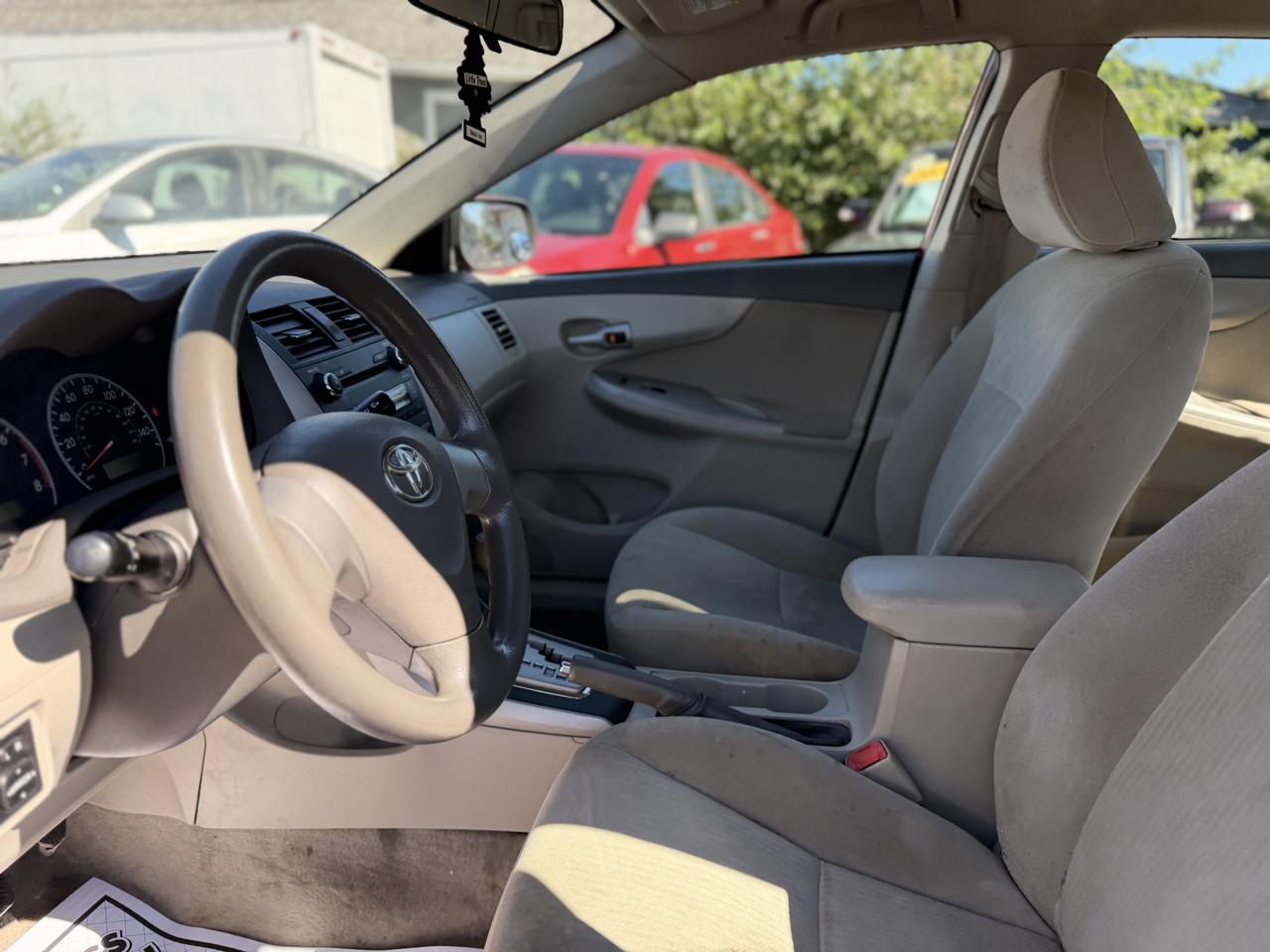 Toyota Corolla Base 5-Speed MT 2010