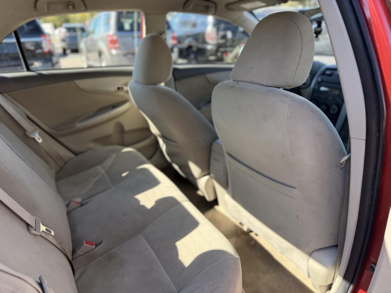 Toyota Corolla Base 5-Speed MT 2010