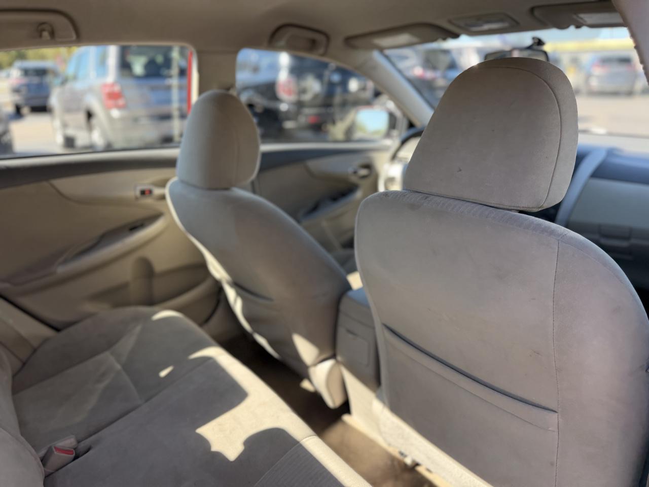 Toyota Corolla Base 5-Speed MT 2010