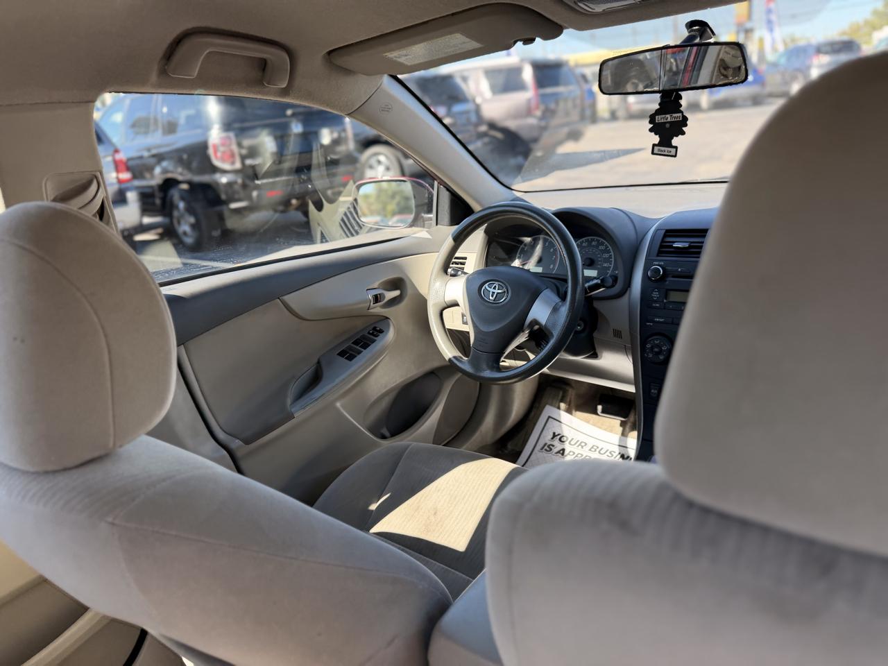 Toyota Corolla Base 5-Speed MT 2010