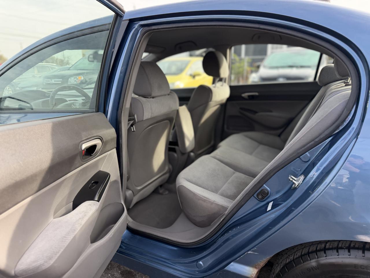Honda Civic LX Sedan 5-Speed AT 2009