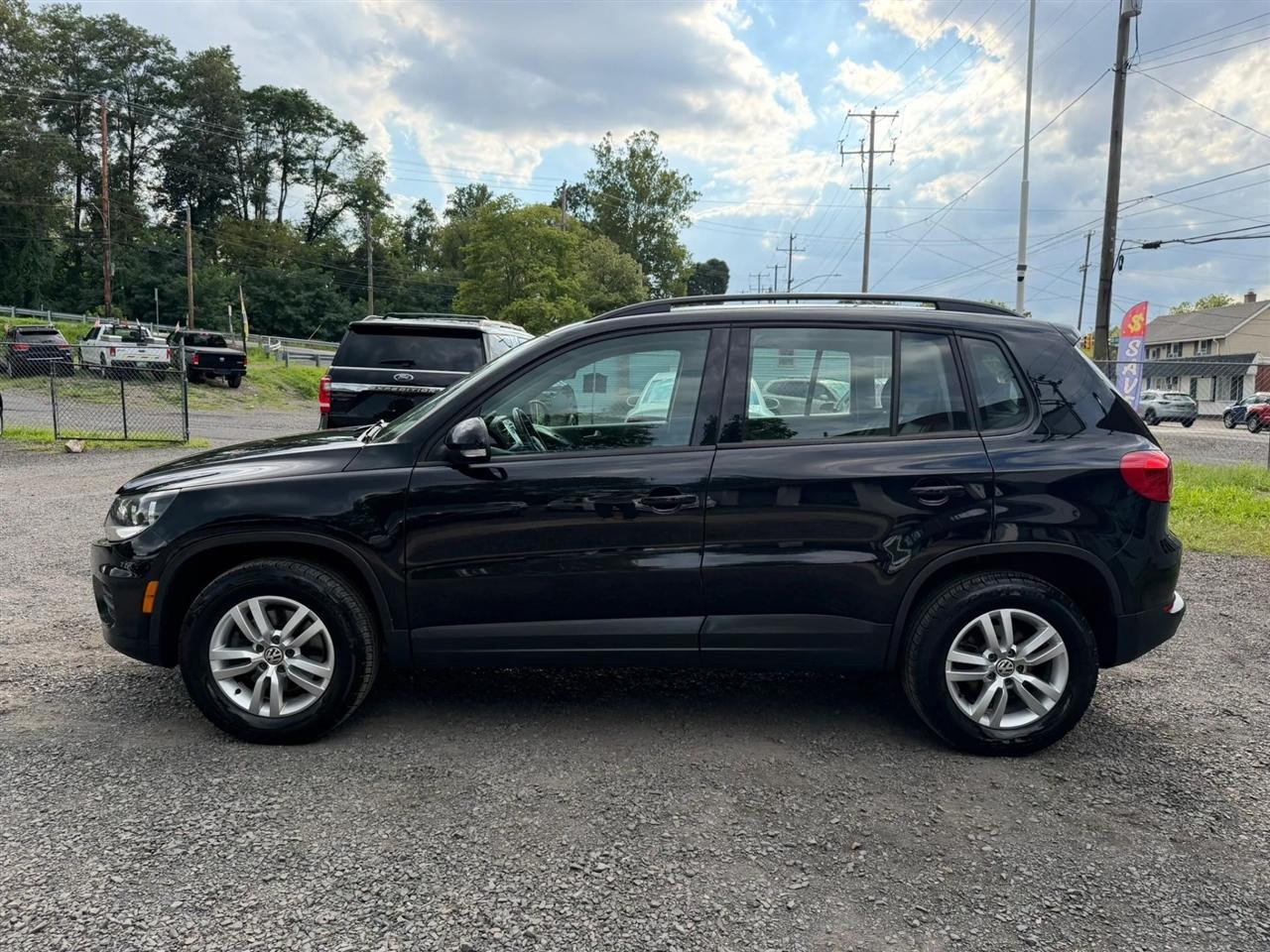 Volkswagen Tiguan S 2017