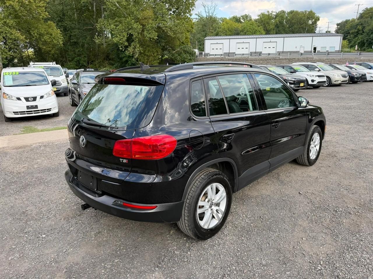 Volkswagen Tiguan S 2017