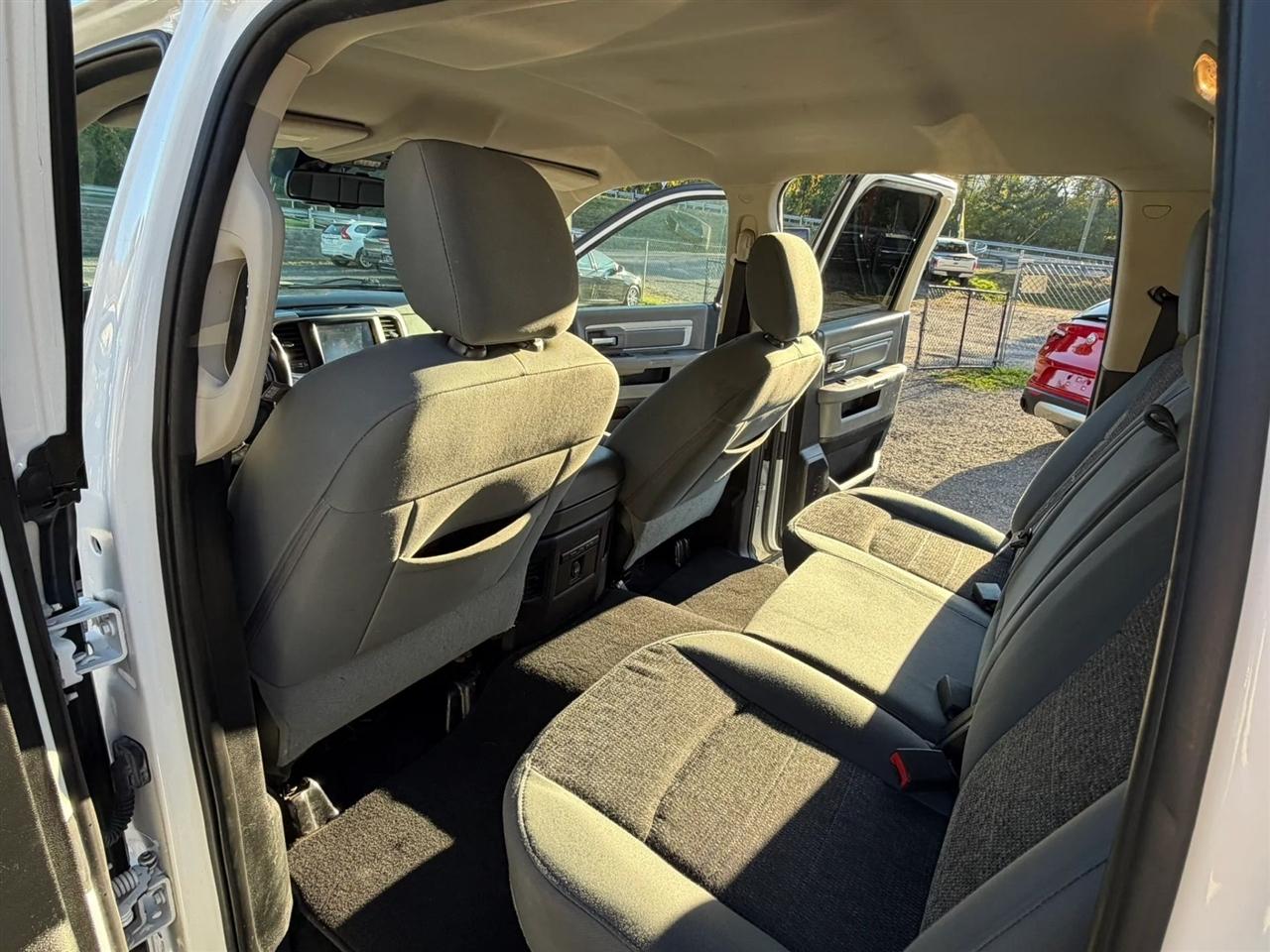 RAM 1500 SLT Crew Cab SWB 4WD 2016