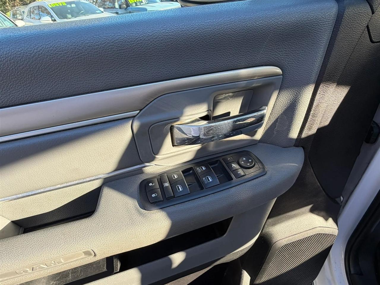 RAM 1500 SLT Crew Cab SWB 4WD 2016