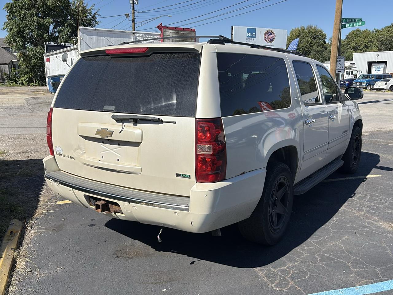 Chevrolet Suburban photo 3