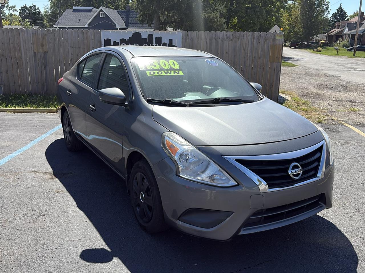 Nissan Versa photo 2