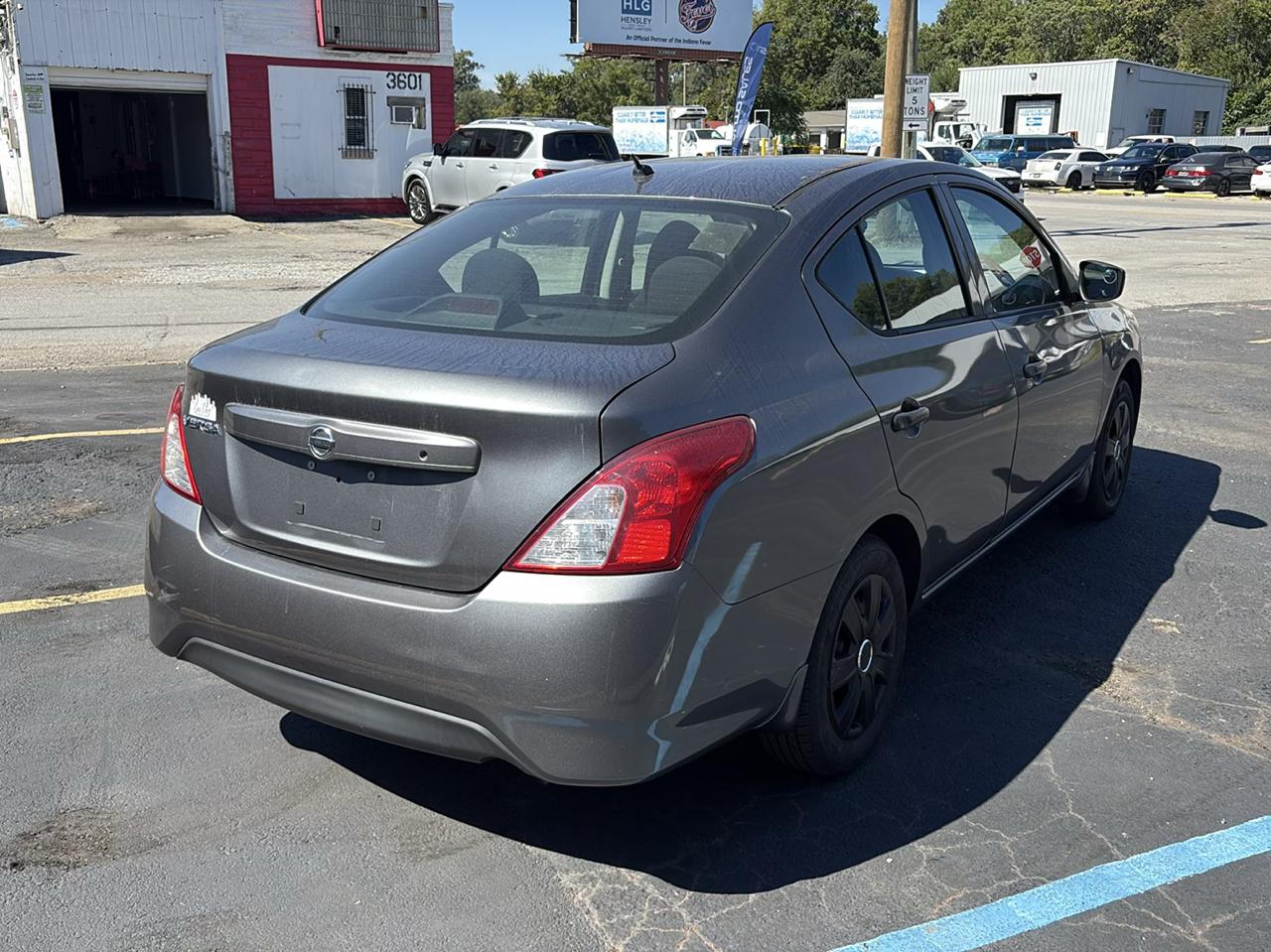 Nissan Versa photo 3