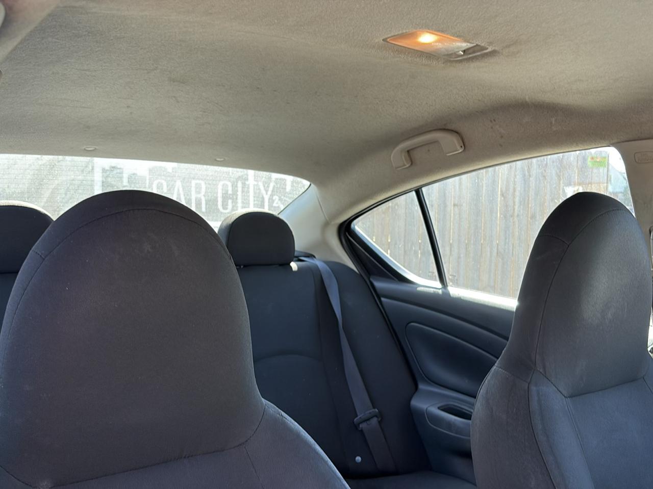 Nissan Versa photo 5