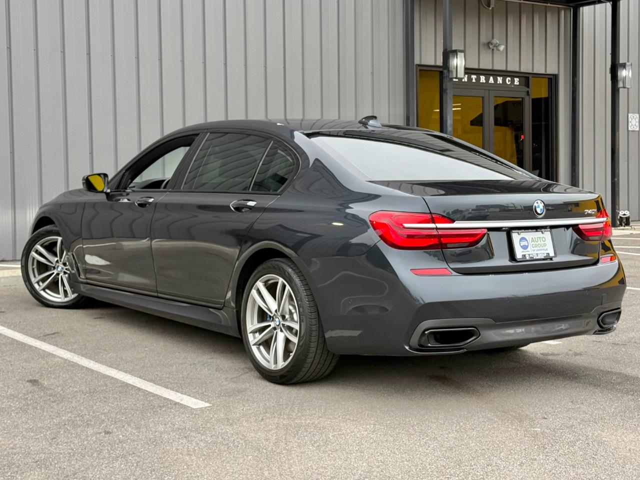 BMW 740i photo 8