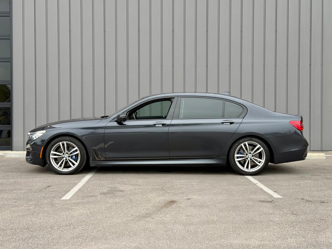 BMW 740i photo 9