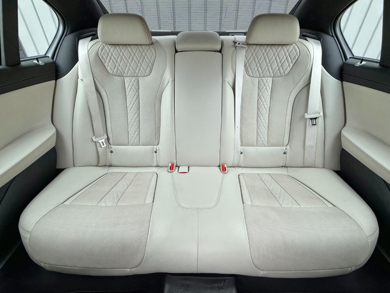 BMW 740i photo 13