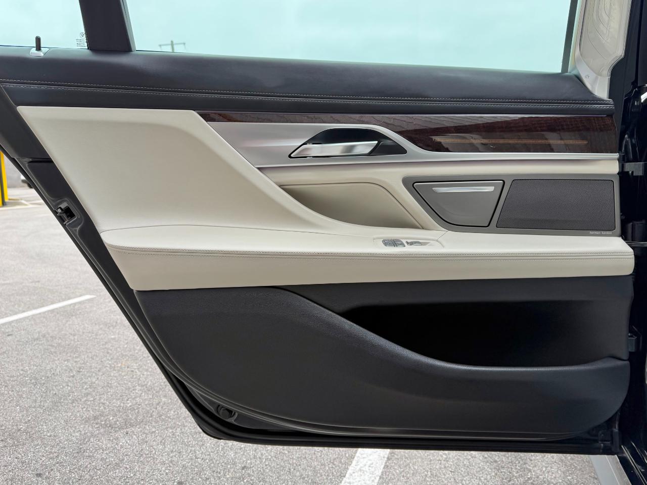 BMW 740i photo 30