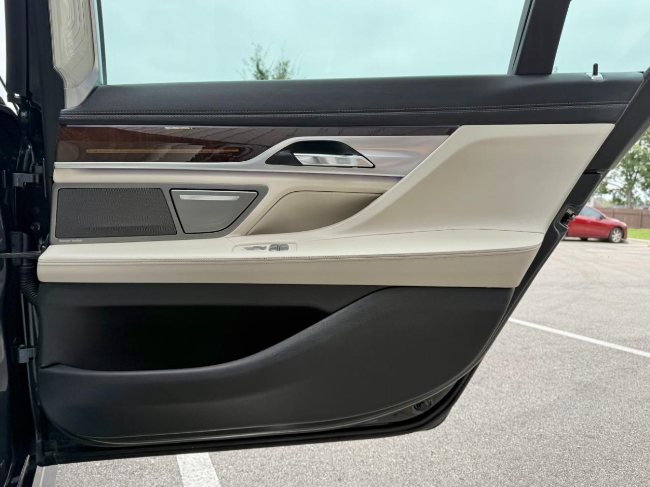 BMW 740i photo 31