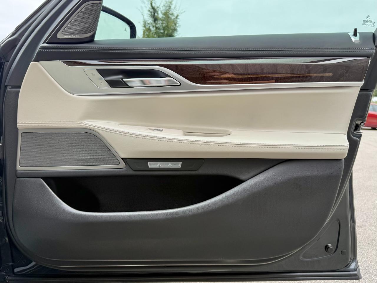 BMW 740i photo 32