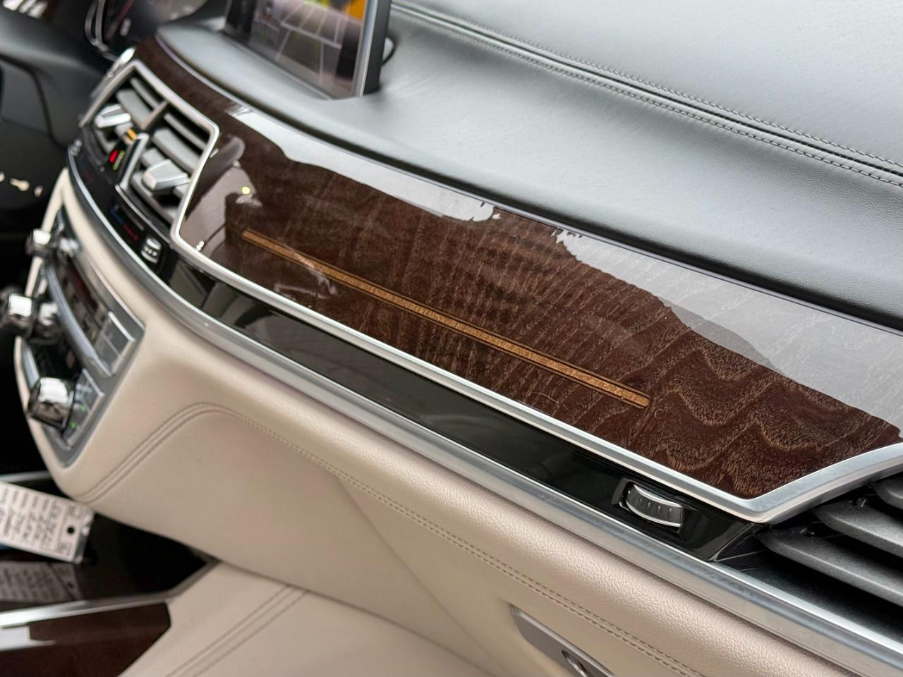 BMW 740i photo 35