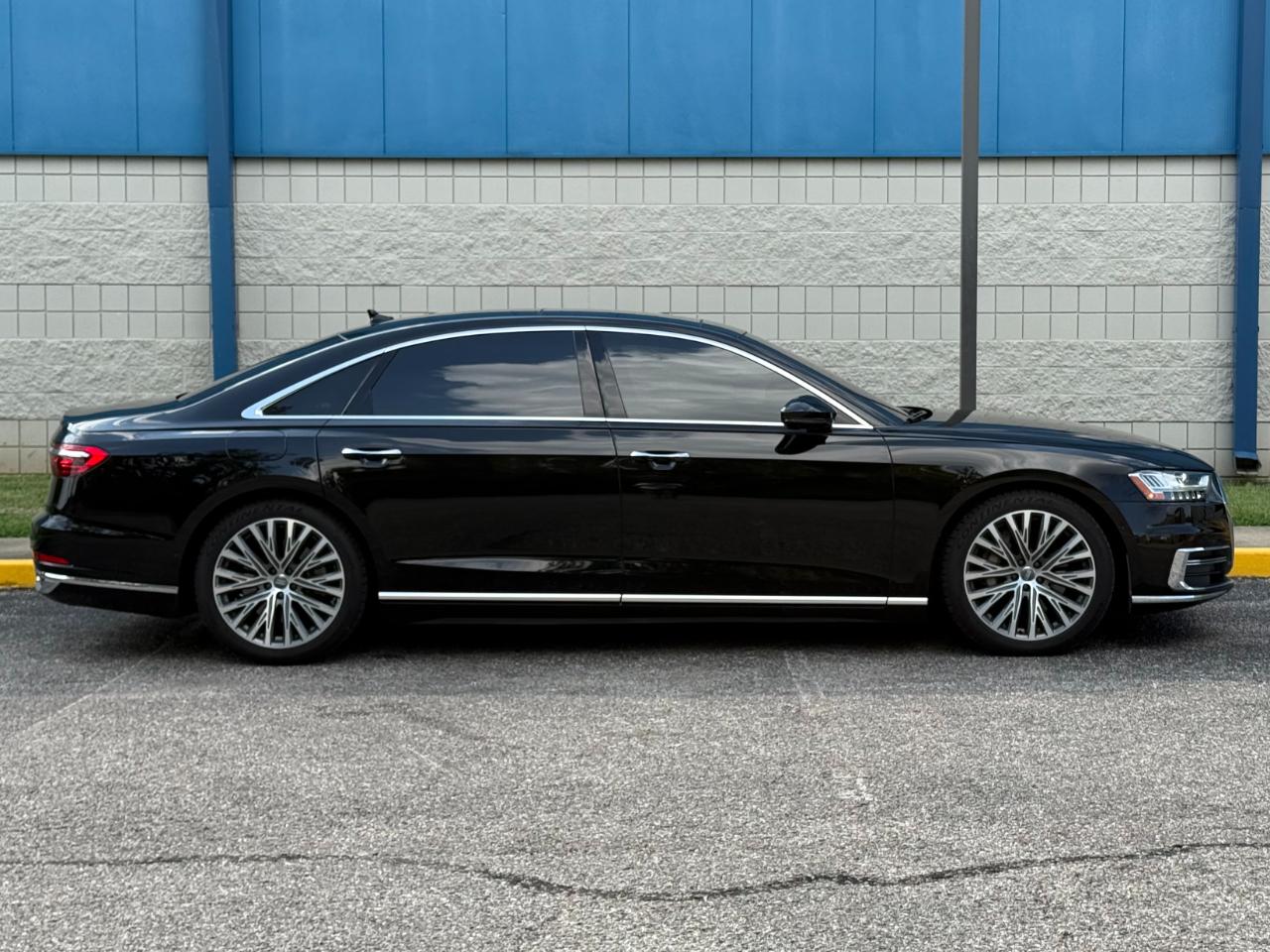 Audi A8 photo 4