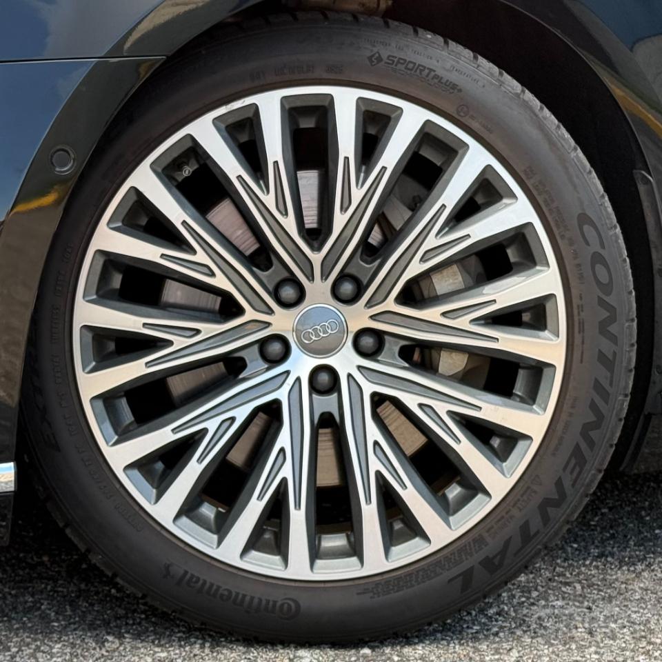 Audi A8 photo 35