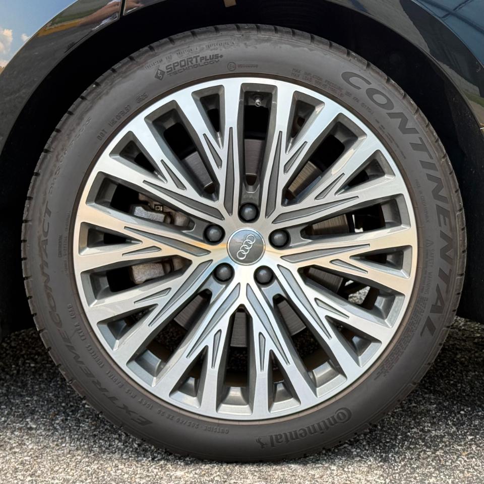 Audi A8 photo 36
