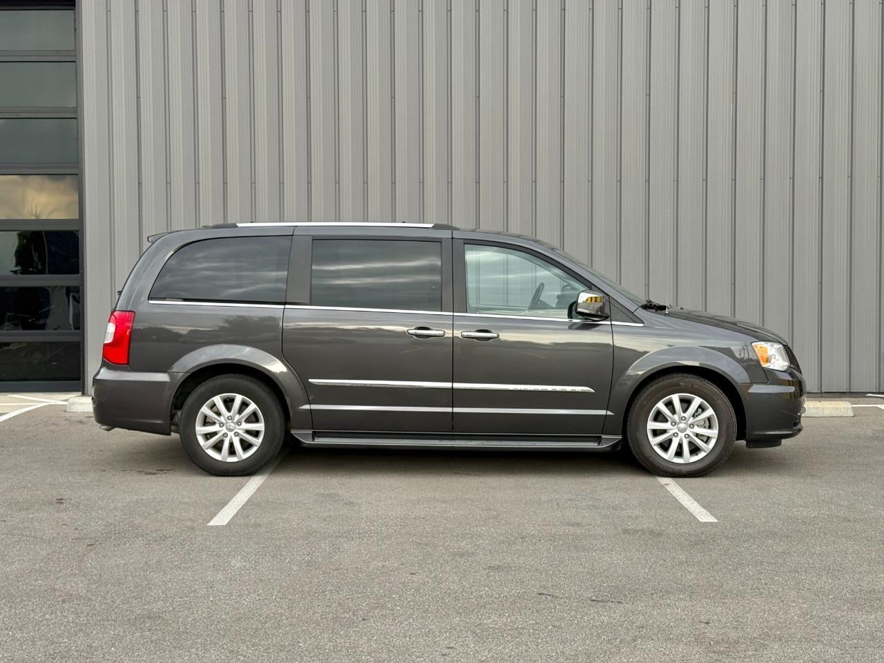 Chrysler Town & Country 4dr Wgn Limited Platinum 2016