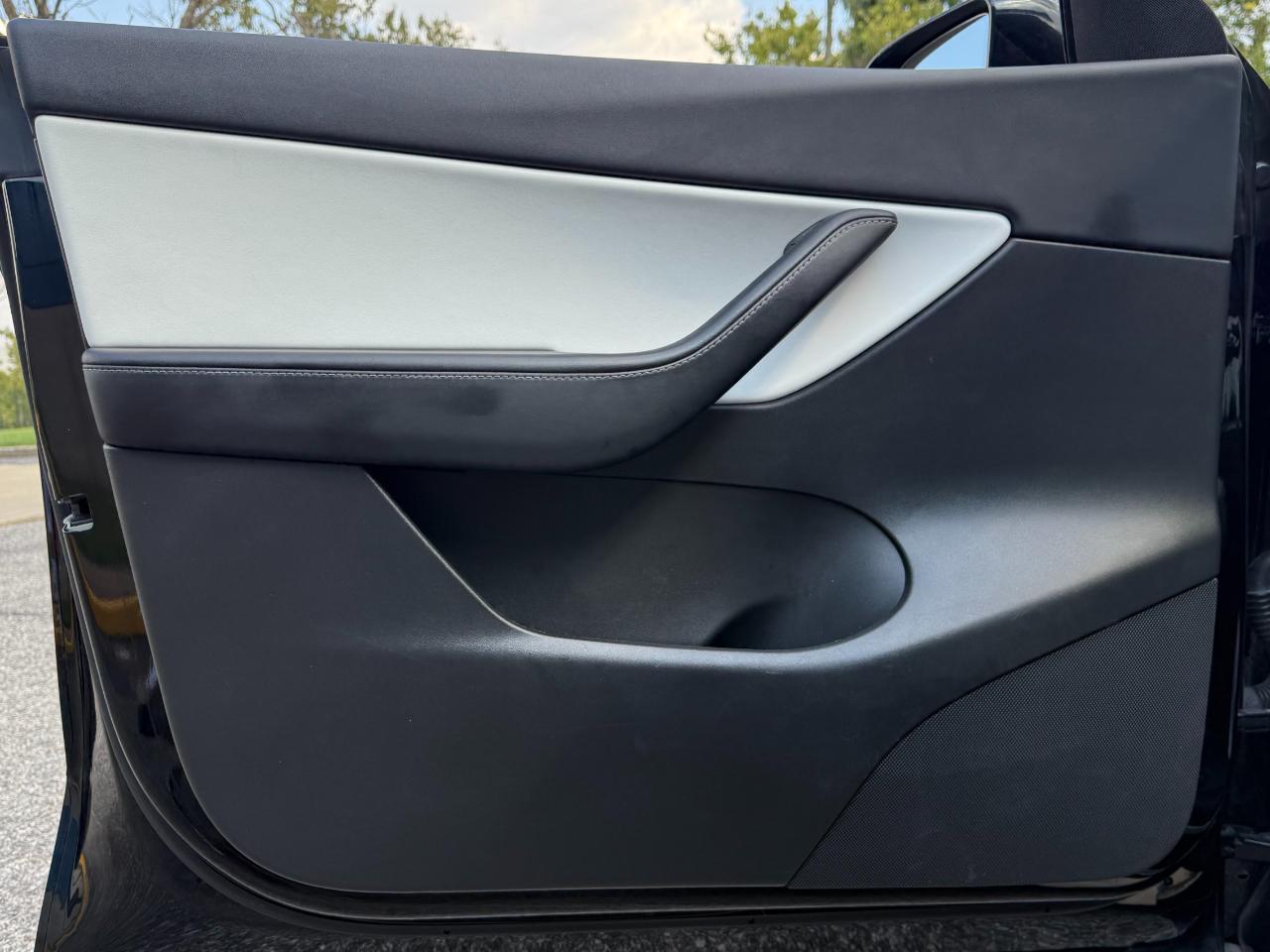 Tesla Model Y photo 16