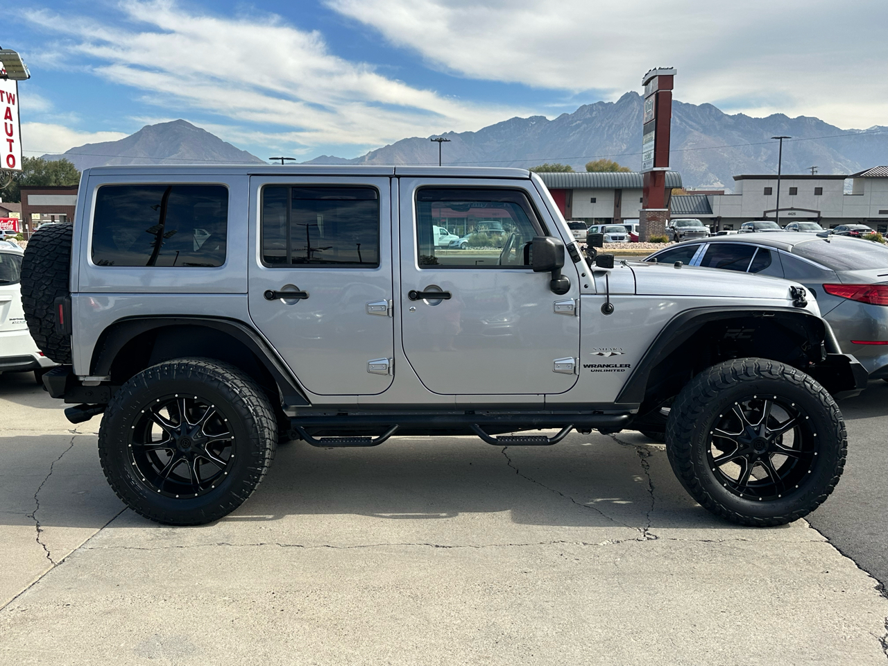 2017 Jeep Wrangler Unlimited Sahara photo 3
